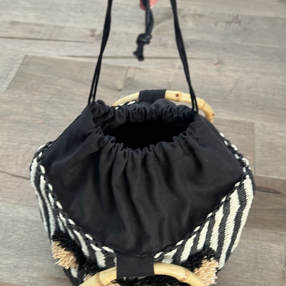 Straw bucket bag, wood handles - Picture 4 of 6